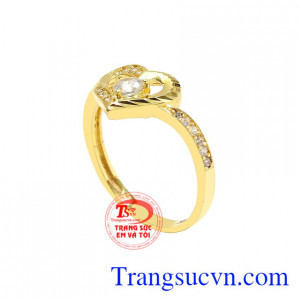 Chiếc nhẫn này không chỉ tôn vinh nét đẹp của các nàng mà còn giúp cho đôi bàn tay của xinh yêu được sáng và nổi bật hơn.