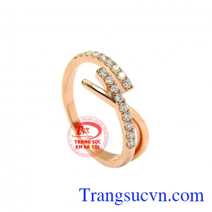 Nhẫn nữ vàng hồng cá tính là món đồ trang sức đang được yêu thích nhất hiện nay. 