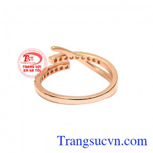 Sản phẩm đẹp và cá tính dễ dàng cho các chị em kết hợp với các trang phục. Nhẫn nữ vàng hồng cá tính