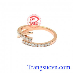 Để tạo điểm nhấn, các nhà chế tác đã thêm những viên kim cương có kích thước phù hợp giúp cho chiếc nhẫn trông ấn tượng hơn. Nhẫn nữ vàng hồng cá tính