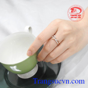 Sản phẩm bảo hành uy tín, giao hàng toàn quốc. Nhẫn nữ vàng hồng cá tính