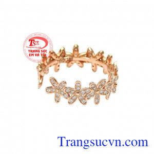 Những bông hoa năm cánh được gắn kết lại với nhau tạo nên chiếc nhẫn thời trang, trẻ trung và cá tính. Nhẫn nữ vàng hồng thời trang