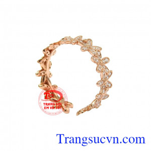 Nhẫn nữ vàng hồng thời trang với thiết kế nổi bật và thu hút.