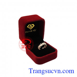 Đặc biệt, những viên kim cương kết hợp cùng vàng hồng khiến chiếc nhẫn như đang tỏa sáng. Nhẫn nữ vàng hồng thời trang