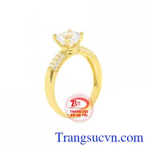 Nhẫn nữ vàng màu ấn tượng mang đến vẻ thời trang và cuốn hút đến cho người đeo.