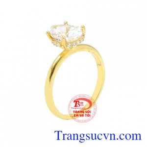 Nhẫn nữ vàng màu độc đáo được chế tác tinh xảo với điểm nhấn là viên cz chạm khắc hình giọt nước.