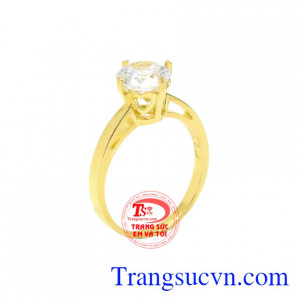 Nhẫn nữ vàng màu duyên dáng được chạm khắc xinh xắn đơn giản nhưng vẫn toát lên được vẻ nữ tính, dễ thương cho người đeo.
