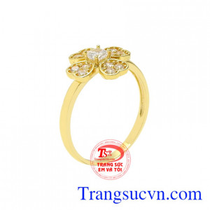 Nhẫn nữ vàng màu may mắn được chế tác hình bông hoa bốn cánh mang đến vẻ thanh tú cho sản phẩm.