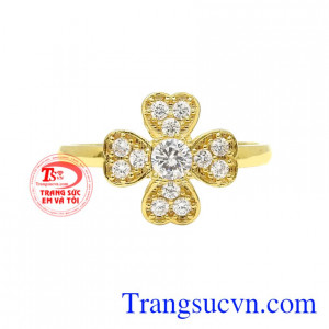 Nhẫn nữ vàng màu may mắn phù hợp cho các nàng yêu thích sự nữ tính và dễ thương.