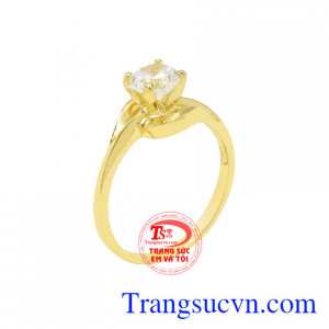 Nhẫn nữ vàng màu thanh tú được chế tác nhỏ xinh với điểm nhấn là viên cz lấp lánh.