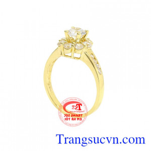 Chiếc nhẫn này sẽ là sự lựa chọn hoàn hảo dành cho những cô nàng yêu thích phong cách nhẹ nhàng, nữ tính.