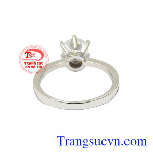 Nhẫn nữ vàng trắng rạng ngời chất lượng.