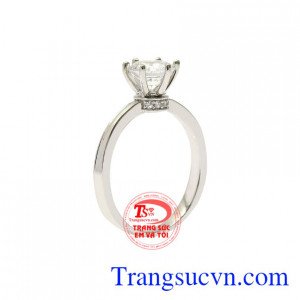 Nhẫn nữ vàng trắng rạng ngời được chế tác đầy tinh tế mang đến vẻ trẻ trung cho nữ giới.