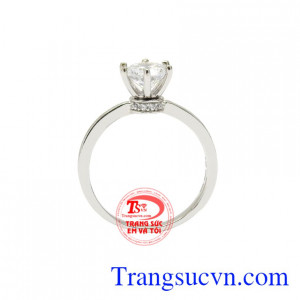 Chiếc nhẫn nhỏ xinh sẽ giúp cho đôi bàn tay của các nàng rạng rỡ hơn tôn vinh nét đẹp duyên dáng của phái đẹp.