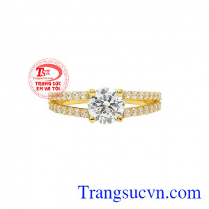 Sự kết hợp tinh tế từ những viên đá cz lấp lánh đã mang đến một chiếc nhẫn ấn tượng. Nhẫn vàng nữ sang trọng