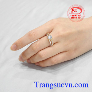 Nhẫn vàng nữ sang trọng được bảo hành uy tín, giao hàng toàn quốc. 