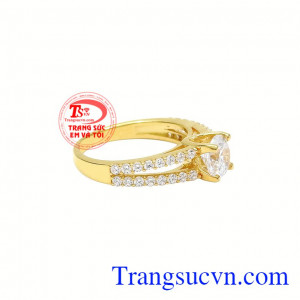 Với chiếc nhẫn này các chị em dễ dàng kết hợp cùng các trang phục và phụ kiện khác nhau. Nhẫn vàng nữ sang trọng