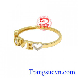 Chiếc nhẫn giúp bạn gái dễ dàng kết hợp cùng các phụ kiện và tự tin thể hiện cá tính. Nhẫn vàng nữ tình yêu