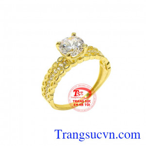 Thiết kế với những chi tiết tinh tế, kết hợp cùng những viên đá cz lấp lánh tạo điểm nhấn cho chiếc nhẫn. Nhẫn vàng phong cách nổi bật