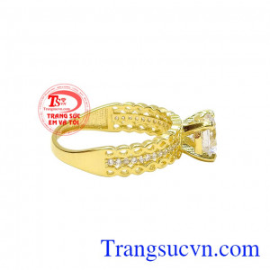 Nhẫn vàng phong cách nổi bật dễ dàng kết hợp cùng các trang phục khác nhau. 