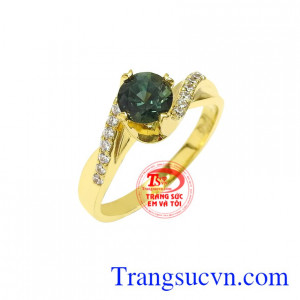 Do vậy trang sức gắn đá sapphire đươc rất nhiều khách hàng lựa chọn không chỉ bởi nó giúp tôn vinh nét đẹp sang trọng của người đeo mà còn đem lại may mắn về tài lộc và sự hưng thịnh cho phái đẹp.