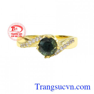 Nhẫn vàng Sapphire quý cô phù hợp mệnh Mộc và Hỏa.