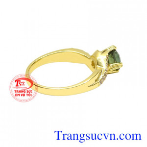 Nhẫn vàng Sapphire quý cô hợp mệnh.