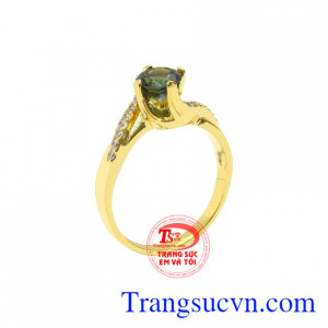 Nhẫn vàng Sapphire quý cô là một sản phẩm mới của trang sức Em và Tôi được chế tác tinh tế và tỉ mỉ.
