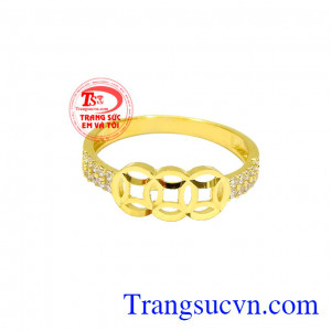 Trong phong thủy, kim tiền mang ý nghĩa tài lộc, giàu có và hưng thịnh. Nhẫn vàng tây kim tiền đẹp
