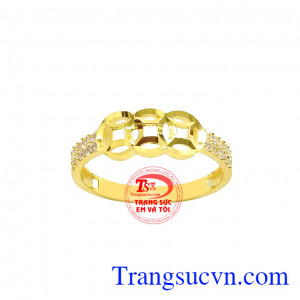 Nhẫn vàng tây kim tiền đẹp là món quà ý nghĩa dành tặng các chị em trong dịp đầu năm. 