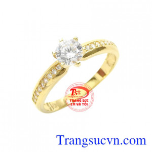 Chỉ cần một chiếc nhẫn vàng nhỏ xinh đã khiến cho phái đẹp trông hợp thời trang và thu hút hơn rồi