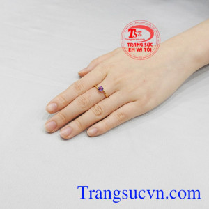 Nhẫn vàng thạch anh tím phái đẹp tinh tế.