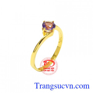 Nhẫn vàng thạch anh tím phái đẹp được chế tác xinh xắn mang đến vẻ nữ tính đến cho người đeo.