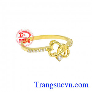 Đây là một gợi ý hay cho những cô nàng có phong cách ngọt ngào, dễ thương. Nhẫn vàng trái tim yêu thương