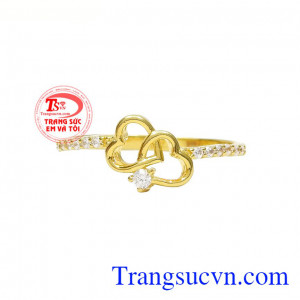 Sự kết hợp tinh tế giữa vàng 10k cùng những viên đá cz lấp lánh tạo điểm nhấn cho chiếc nhẫn. Nhẫn vàng trái tim yêu thương