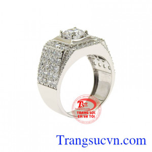 Nhẫn vàng trắng nam lịch lãm được chế tác đầy tỉ mỉ với hàng đá cz lấp lánh tạo độ tương phản bắt sáng cho chiếc nhẫn.