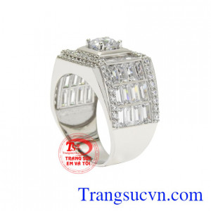Nhẫn vàng trắng nam thành công nổi bật với những viên đá cz lấp lánh, ấn tượng.