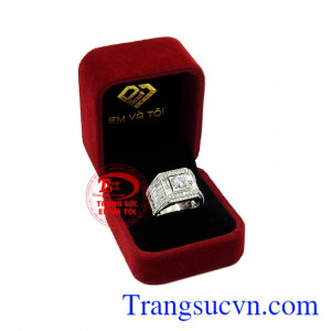 Sản phẩm chế tác từ vàng tây 10k, bền đẹp và sáng bóng. Nhẫn vàng trắng nam thành công