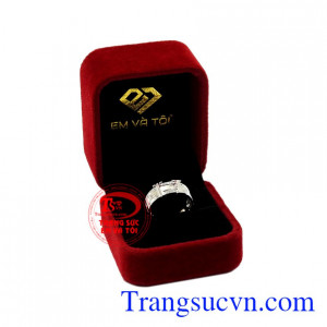 Đây cũng là chiếc nhẫn phù hợp để dành tặng cho người thân của bạn. Nhẫn vàng trắng nam tính đẹp