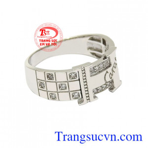 Với chiếc nhẫn này, người dùng dễ dàng kết hợp cùng nhiều kiểu trang phục và phụ kiện. Nhẫn vàng trắng nam tính đẹp