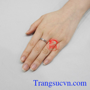 Sản phẩm được bảo hành uy tín, giao hàng trên toàn quốc. Nhẫn vàng trắng nữ tình yêu