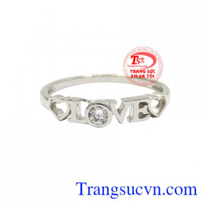 Thiết kế đơn giản, trang nhã tạo nên chiếc nhẫn tinh tế và hợp thời trang. Nhẫn vàng trắng nữ tình yêu