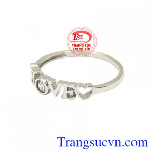 Sản phẩm dễ dàng kết hợp cùng các trang phục và phụ kiện. Nhẫn vàng trắng nữ tình yêu