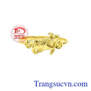 Thiết kế đơn giản, hợp phong thủy mang tới một chiếc nhẫn hoàn hảo cho người dùng. Nhẫn vàng tuổi sửu phát lộc