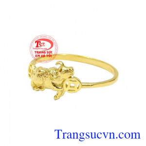 Từng đường nét và chi tiết đều được các người thợ kim hoàn chế tác tỉ mỉ, tinh xảo. Nhẫn vàng tuổi sửu phát lộc