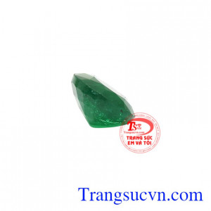 Ngọc lục bảo mang màu sắc xanh tự nhiên là màu của sự sống, sinh sôi nảy nở và những điều tốt đẹp.