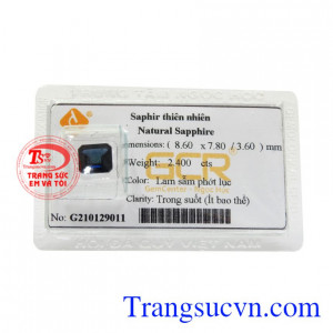 Viên sapphire ép vỉ hưng thịnh được chế tác chất lượng và thường được gắn trên các sản phẩm trang sức như mặt dây hay nhẫn đeo tay mang đến vẻ sang trọng cho người đeo.