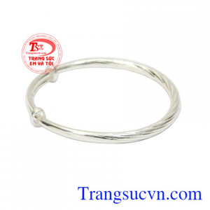 Xưa nay, trang sức bạc được biết đến với tính kháng khuẩn, cản gió giúp bảo vệ sức khỏe cho người dùng.