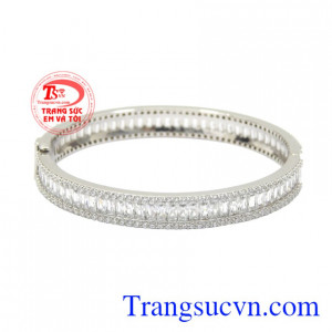 Vòng tay bạc ấn tượng được chế tác tinh tế tạo độ lấp lánh cho sản phẩm.