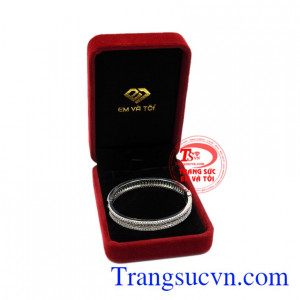 Vòng tay bạc ấn tượng